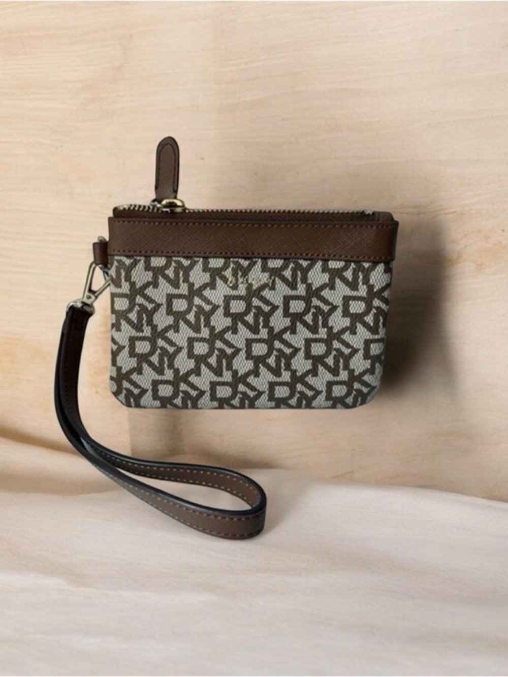 DKNY Bryant Logo Wristlet Women’s Zip Wallet Brown / Beige NWT $48